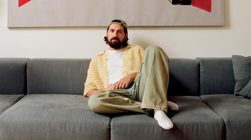 Frah Quintale: dopo i palazzetti, il tour estivo con il singolo “Aranciata”