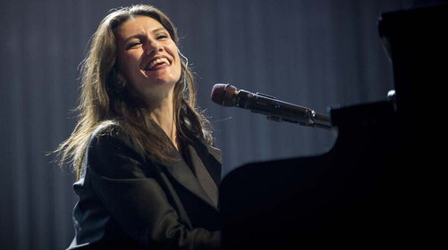 Elisa: il video-verità della trasformazione da “massaia” a “supereroe”