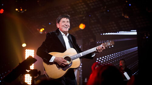 Gianni Morandi: dopo i palazzetti, il viaggio live continuerà anche in estate 