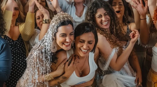 Il successo di Serena Brancale, Levante e Delia: “Al mio paese” è prima in radio