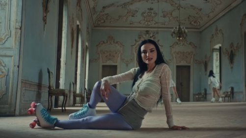 Arisa, pattinatrice speciale per il video di “Rugiada”