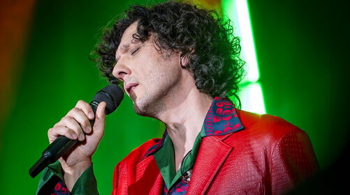 Ermal Meta, sorpresa al concerto di Milano: il nuovo singolo "Calma metafisica"