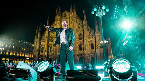 I romantici a RILIVE: Tommaso Paradiso, Milano è completamente tua!
