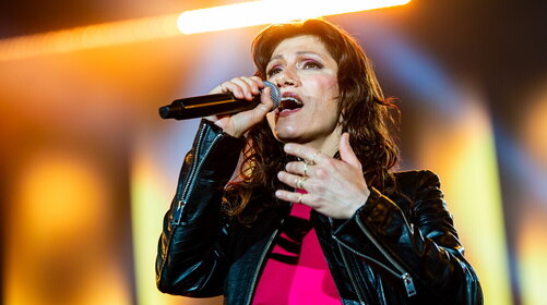 Elisa: “Amore è”… Piazza Duomo che canta con lei a RILIVE!