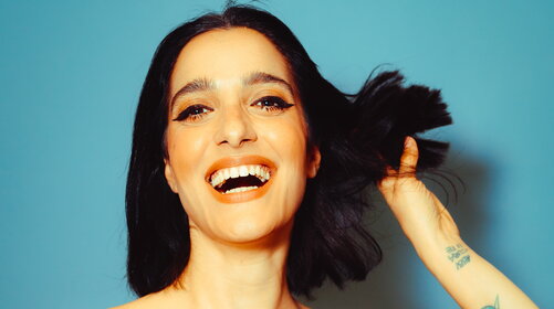 Levante chiude il tour a Milano: le regole del concerto e la figlia Alma in platea