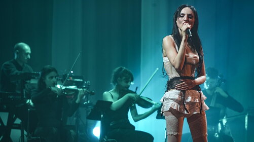 Arisa teatrale, autoironica e magica: il racconto della première di Milano 
