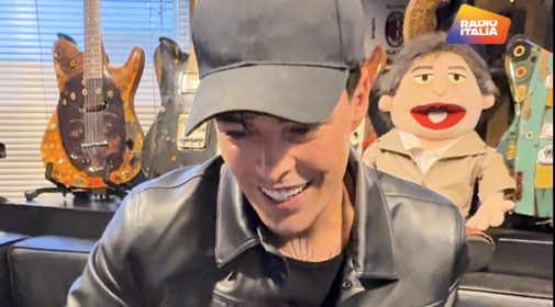 Stash dei The Kolors suona a Radio Italia la chitarra di Santana per “Partenope”