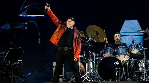Le 5 foto di Vasco Rossi sorprendono l'Italia: un indizio per il 2027?