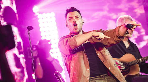 Tiziano Ferro a Bologna: il duetto con Elettra Lamborghini davanti a Marco Mengoni 