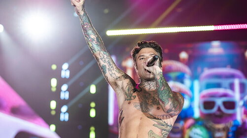A RADIO ITALIA LIVE - IL CONCERTO, Fedez fa saltare tutti… “Senza pagare”!