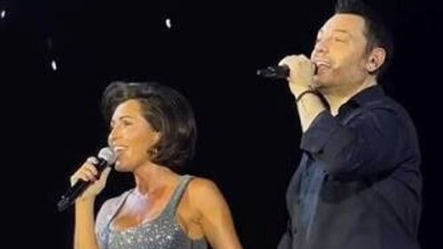 Tiziano Ferro canta e balla con Serena Brancale allo stadio di Bari