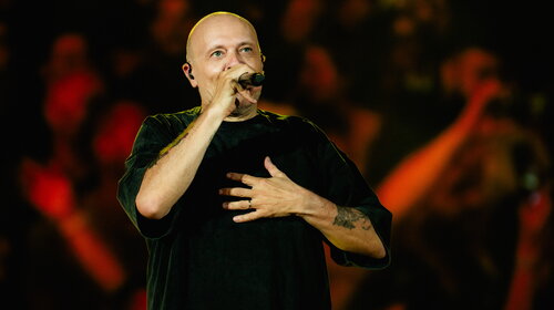 Max Pezzali a San Siro: “Sei un mito”, gli Anni d’Oro rivivono