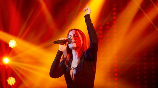 Noemi cade dal palco e finisce in ospedale per accertamenti 