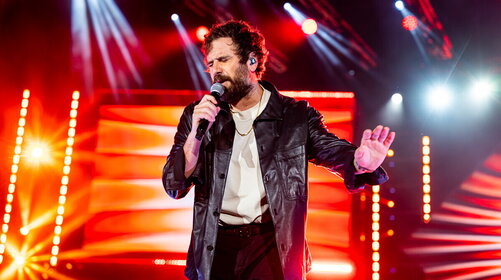 Tommaso Paradiso, “Agitare coca cola” vola in radio: è il brano più trasmesso