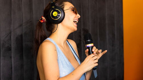 Elettra Lamborghini: meme, puzzle e quella cosa "da bambina" che fa tutt'oggi