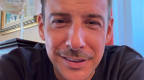 Francesco Gabbani dopo il malore sul palco: “Non mi è mai successo, ora sto bene”