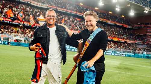 Alfa e Gigi D’Alessio cantano a sorpresa “Genova e Napoli” allo stadio Ferraris