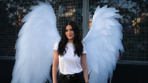 Laura Pausini: su Radio Italia arriva “Siamo soli nell’immenso vuoto che c’è”