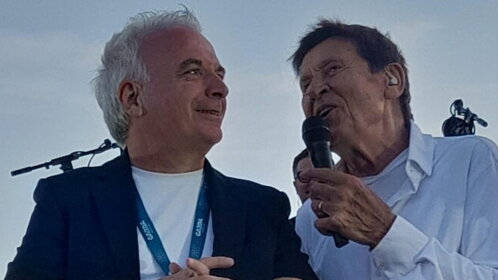 Gianni Morandi canta con… Gianni Morandi: un duetto così non si era mai visto