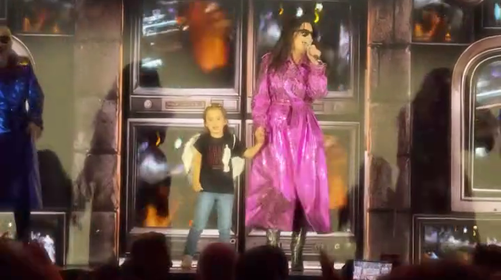 Laura e… Laura: il duetto di Laura Pausini con la bambina sul palco