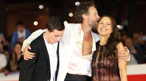 Jovanotti sul red carpet con moglie, figlia e… Morandi e Sangiorgi!