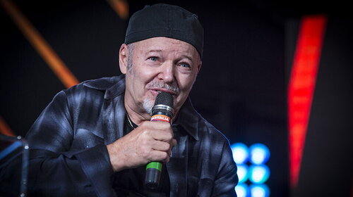 Vasco Rossi cade in bici e si rompe i legamenti della spalla: “Ma tengo duro!”