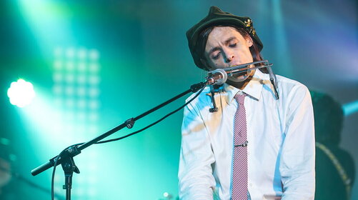 Lucio Corsi canta a sorpresa la nuova canzone “Napoleone Buonanotte”