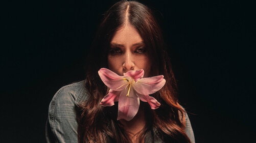 Valentina Parisse: “Fiori nella gola” anticipa il nuovo e omonimo album